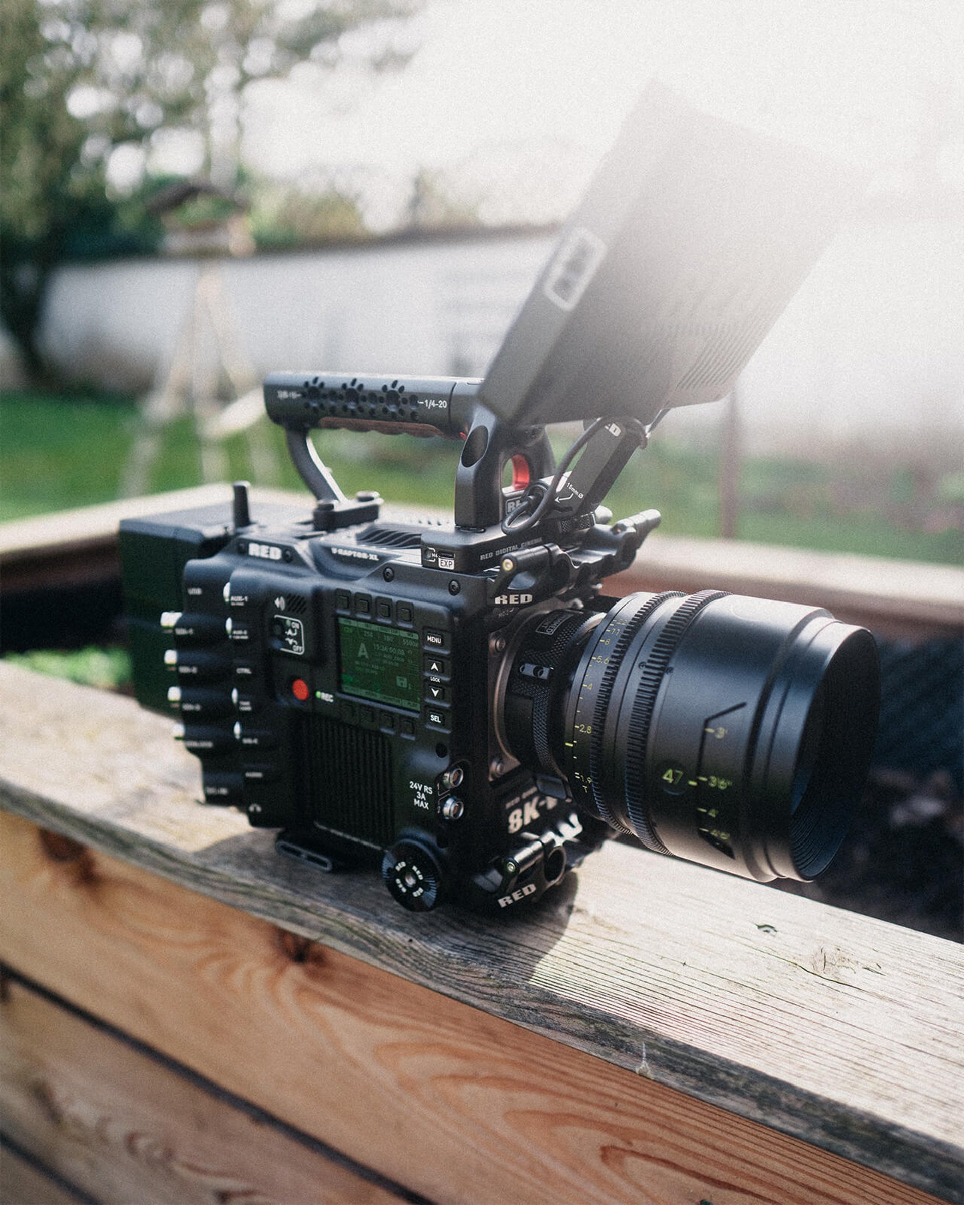 RED V-Raptor XL 8K Kinokamera mit Cine-Objektiv am Set