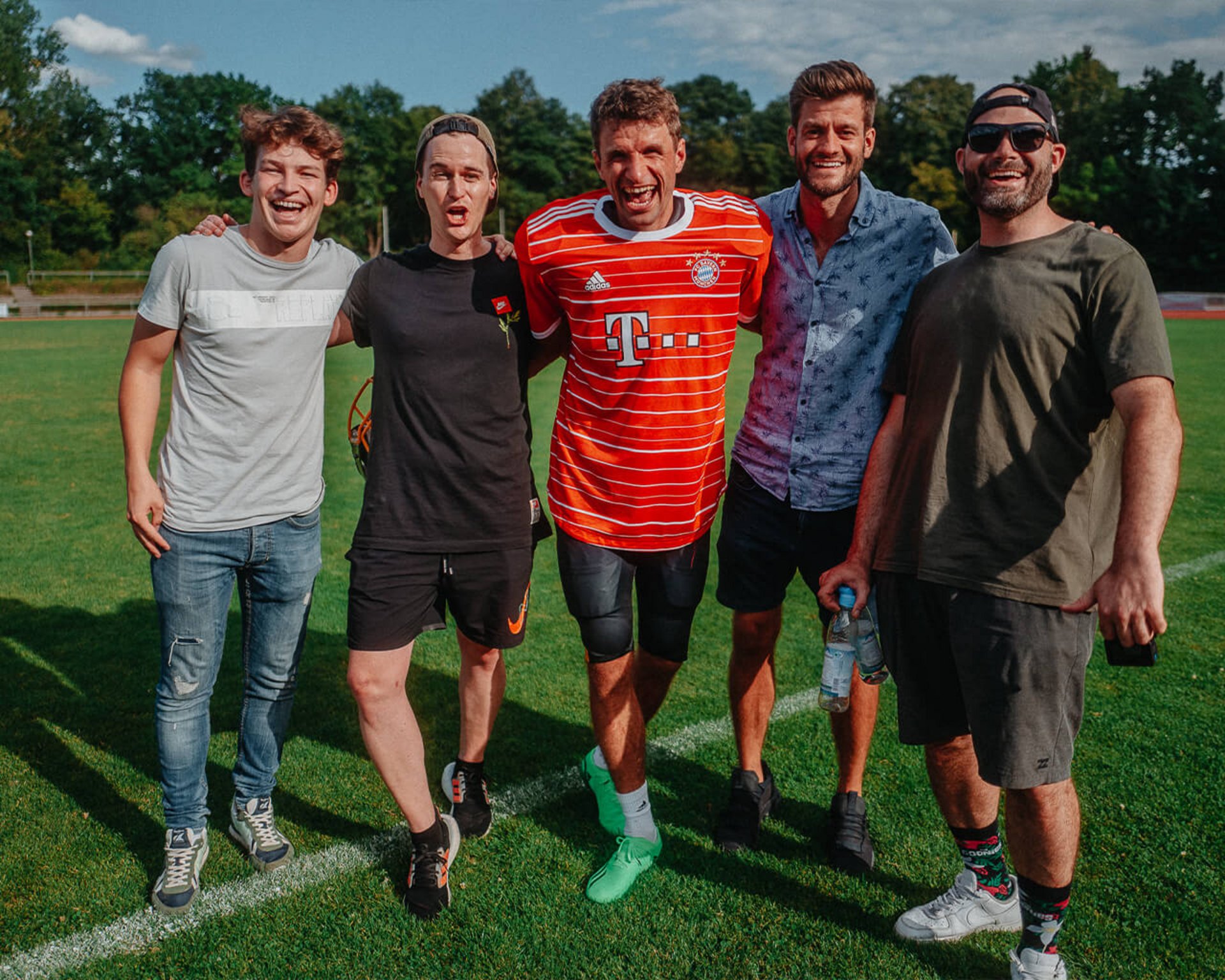 Filmteam von Josef ‚Sepp Morrison' Schilcher mit Thomas Müller nach dem Dreh auf dem Fußballplatz