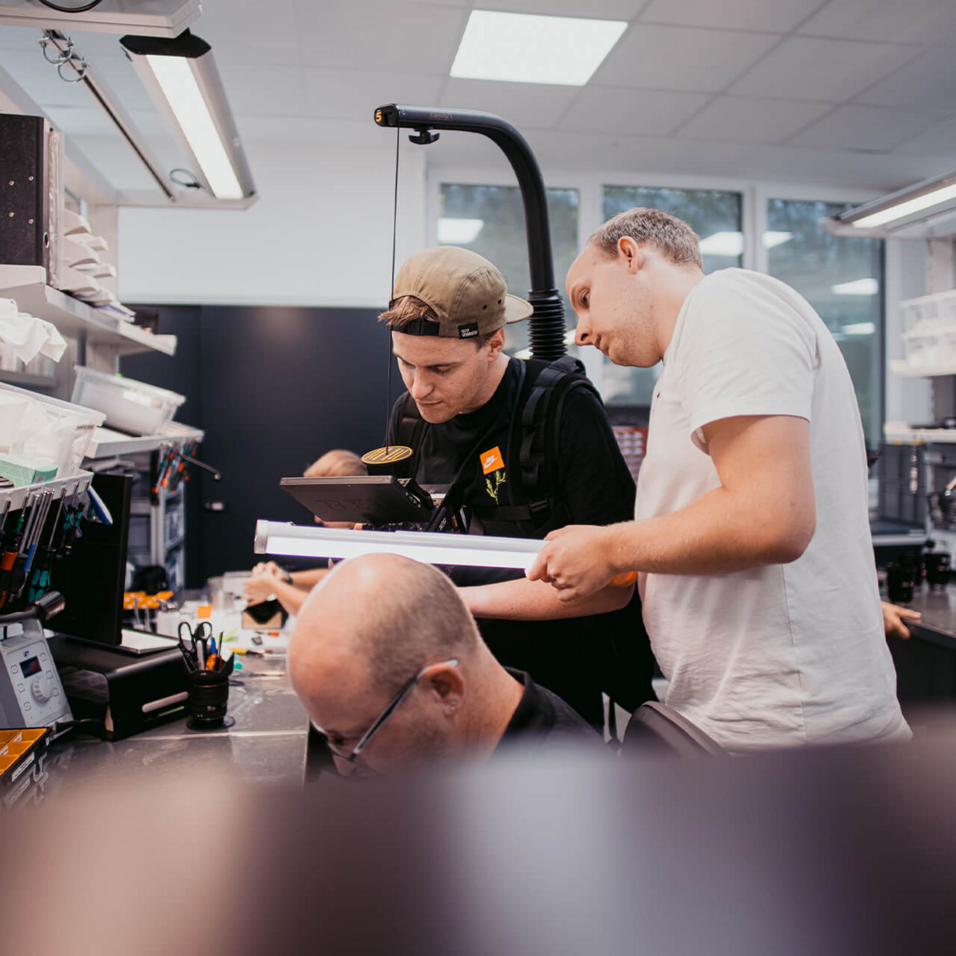 Team von Sepp Morrison beim Equipment-Check