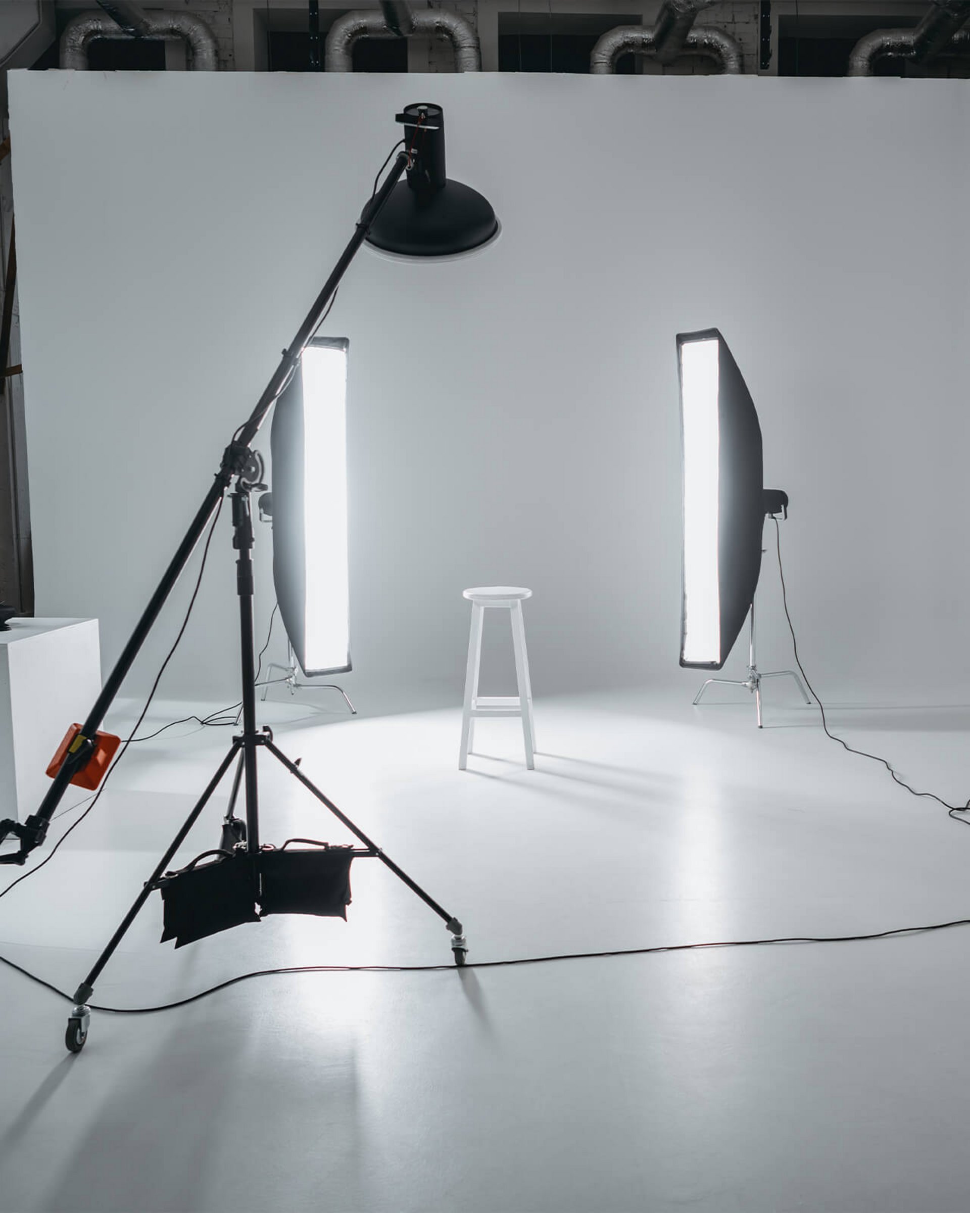 Leeres Fotostudio mit Hohlkehle und zwei Softboxen bei Sepp Morrison